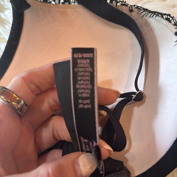 Victoria's Secret Black and Cream Lace Bra(nwot) - Picture 2 of 3